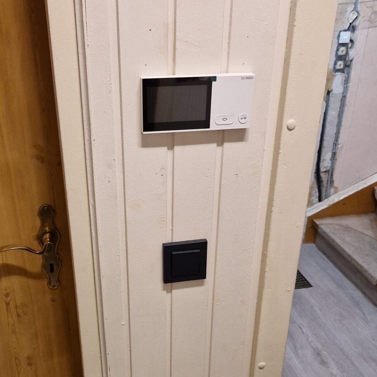 Jung A550 Anthrazit matt mit Siedle IQ Innenstation Installation Karlsruhe