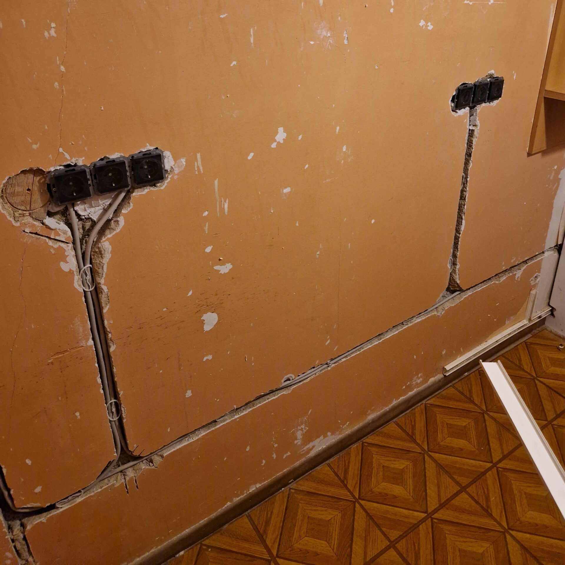 Elektroinstallation Sanierung Einfamilienhaus Karlsruhe Neuverkabelung Wand